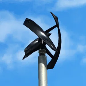 Éolienne verticale à pales noires incurvées sur un mât