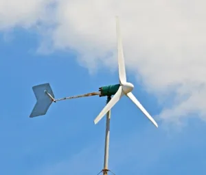 Petite éolienne domestique horizontale à trois pales sur fond de ciel bleu